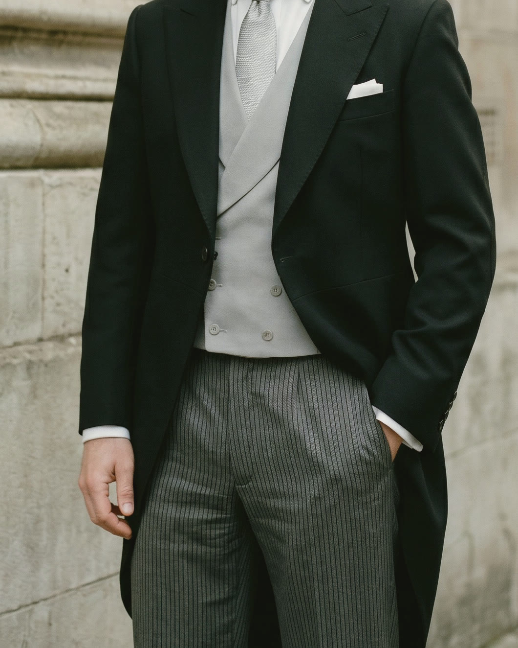Jaquette de cérémonie : queue-de-pie, gilet gris et pantalon rayé