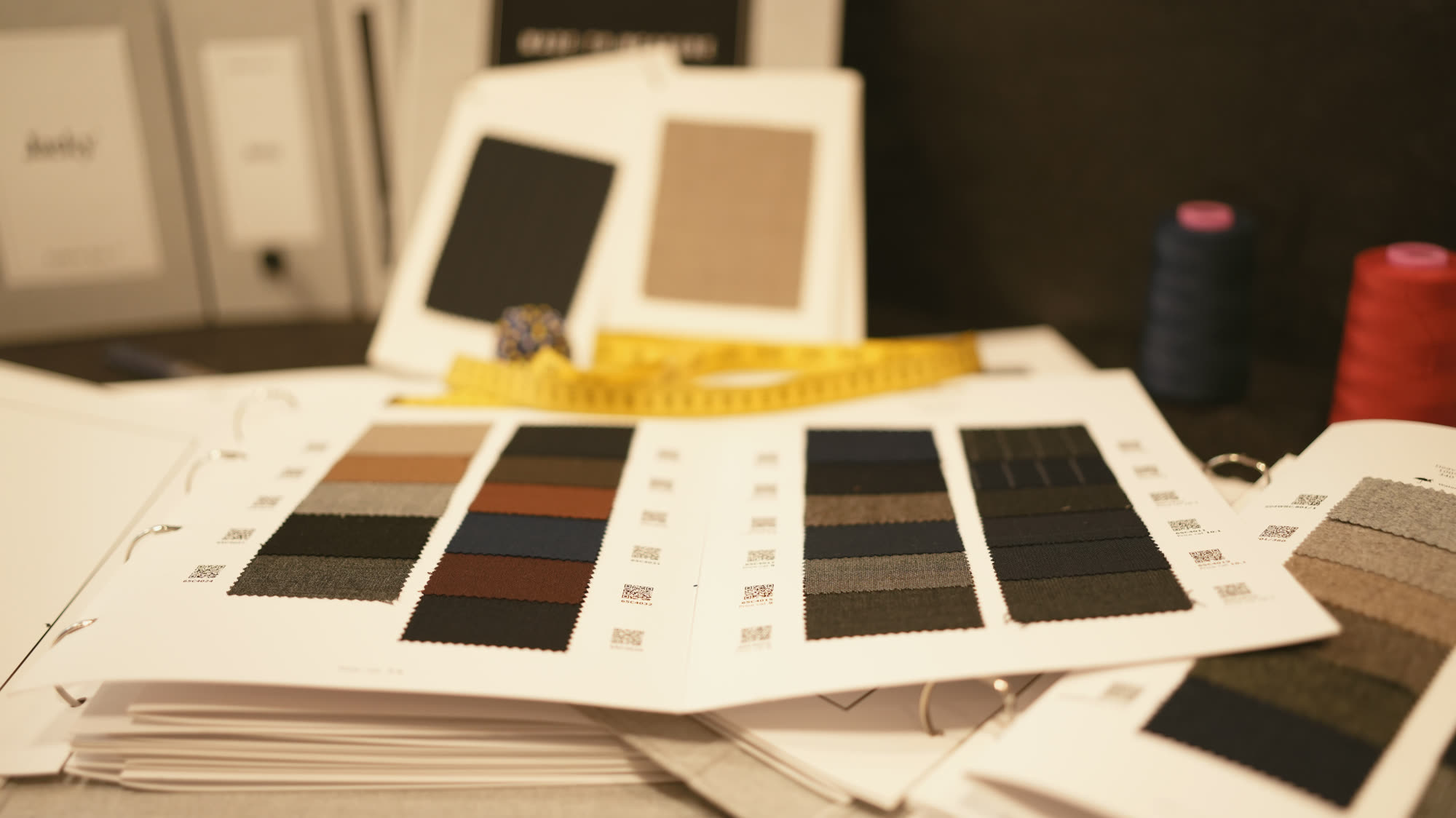 Cartes d’échantillons de tissus déployées à l’atelier